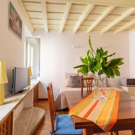 Delightful Flat Few Steps From The Colosseum *